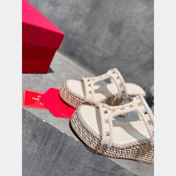 Perfect ROCKSTUD LAMINATED NAPPA WEDGE SANDAL