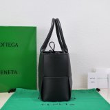 Luxury BOTTEGA VENETA Medium Arco Tote Bag 36CM